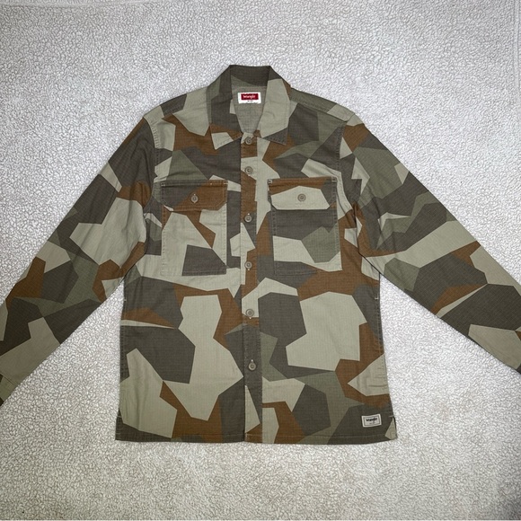 NWT Wrangler Men SM Geo Camo Long Sleeve Shirt Relaxed Fit Pockets Army Style - Picture 1 of 15